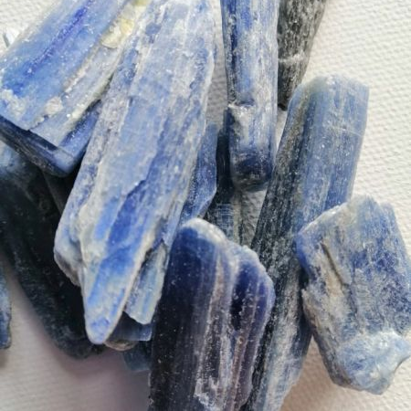 Kyanit crystal pieces on a white background